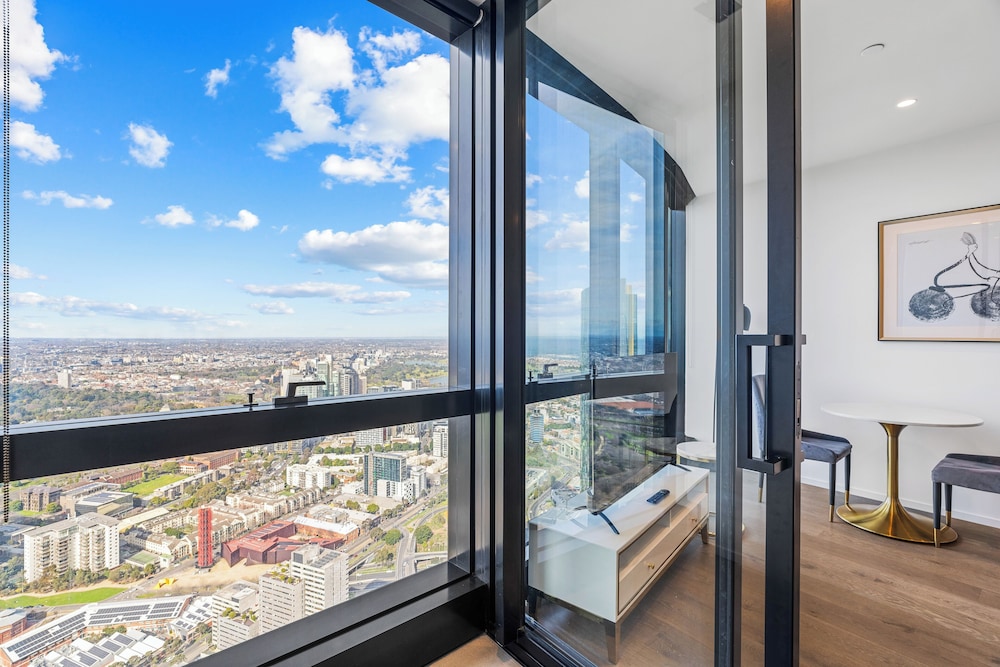 One Bedroom Apartment - Sky High - Photo 11