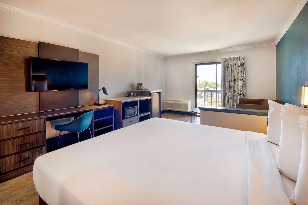 Standard Room, 1 Queen Bed, Smoking - Photo 1