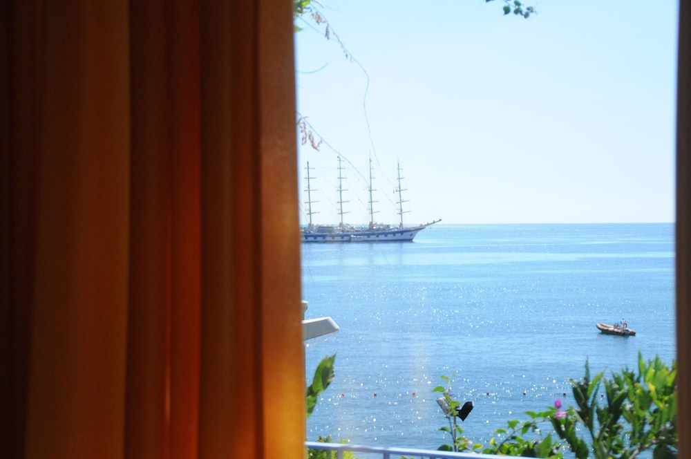 Deluxe Suite, Balcony, Sea Facing - Photo 4