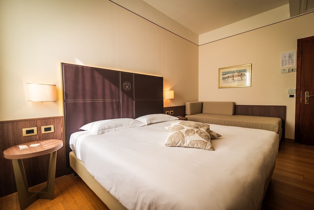Double or Twin Room thumbnail 6