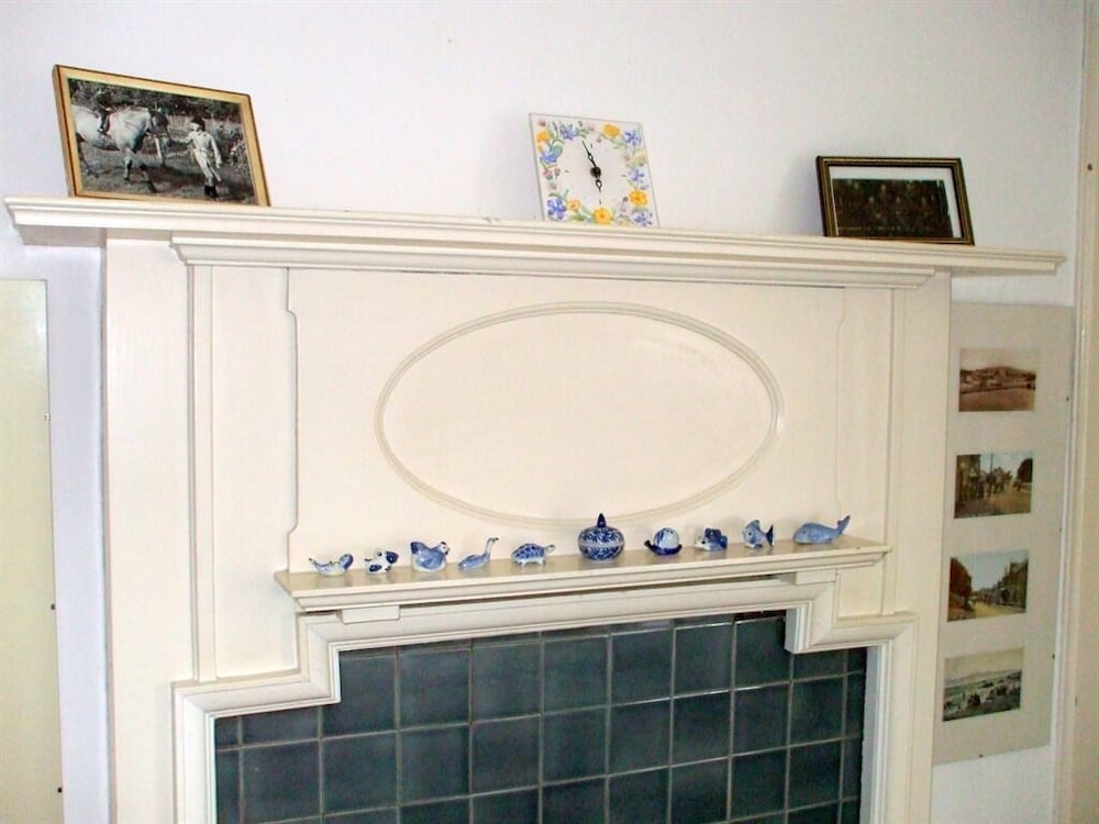Twin Room, Shared Bathroom (Ainslie room) photo 3