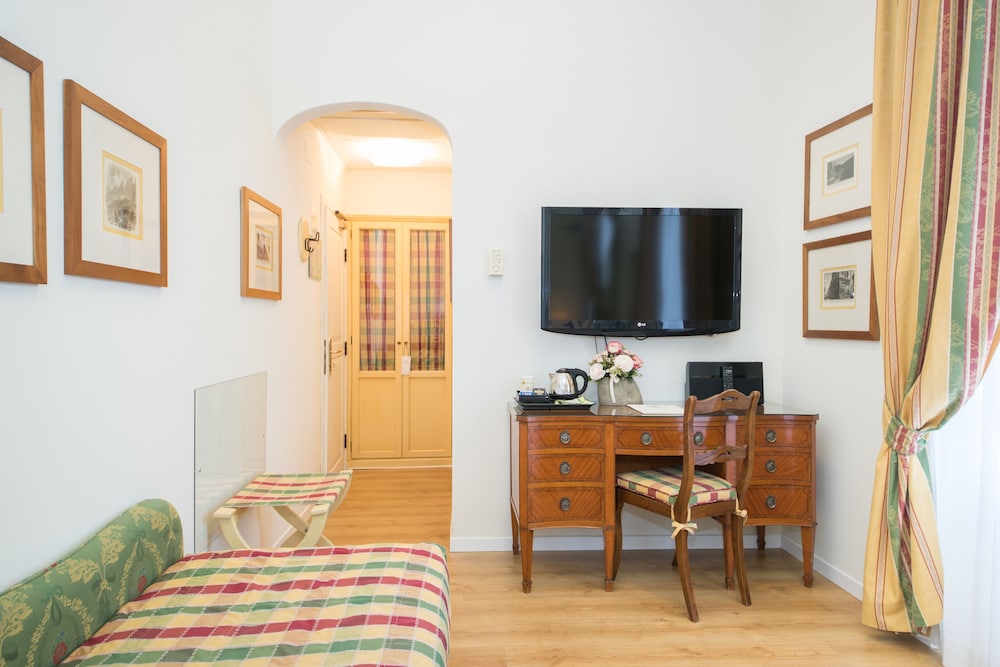 Deluxe Double Room thumbnail 5