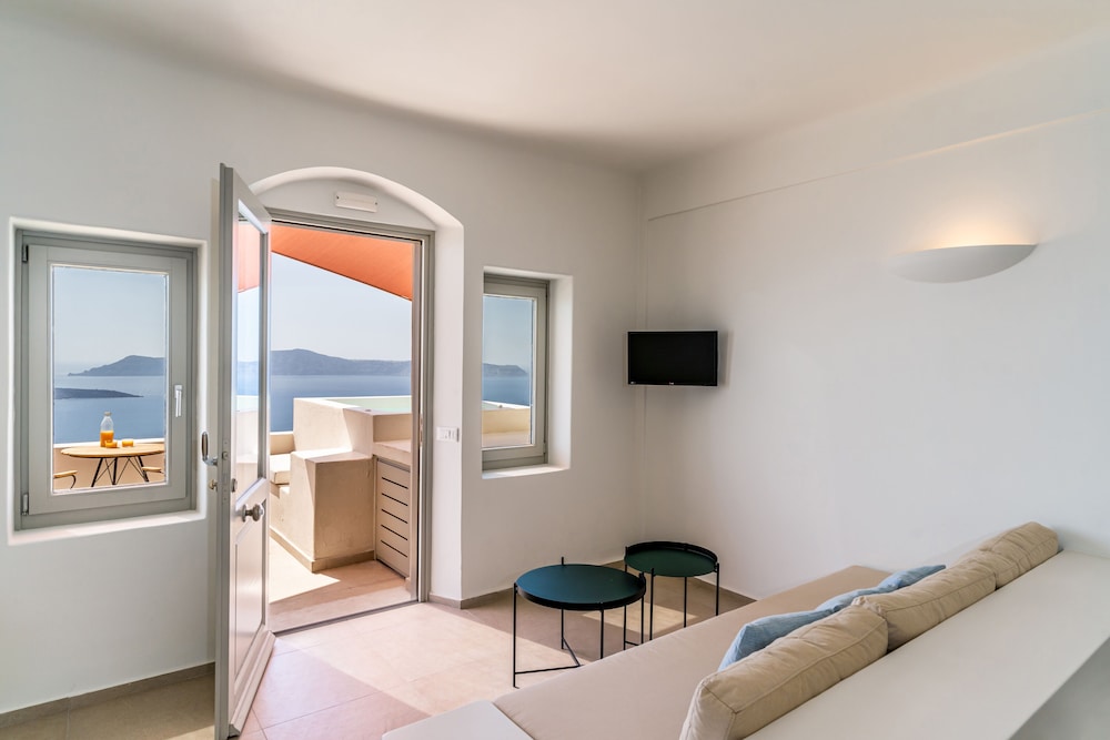 Deluxe Suite with spa bath and outdoor Hottub Caldera View - Photo 6