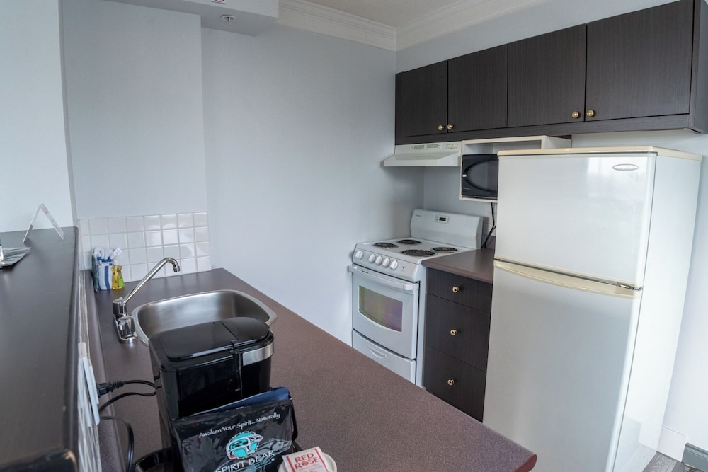 Premium Suite, 1 King Bed, Kitchen, Corner - Photo 3