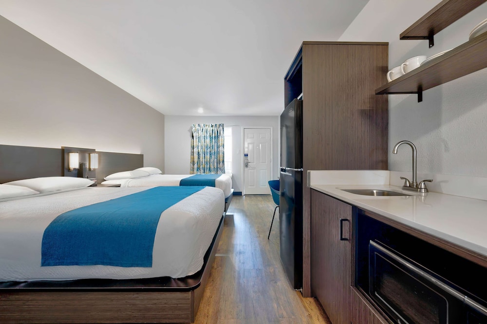 Deluxe Room, 2 Queen Beds, Non Smoking, Kitchenette - Photo 4