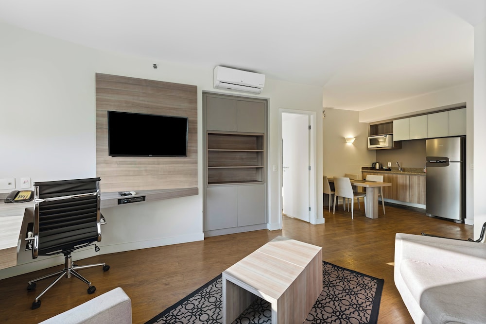 Suite, 2 Bedrooms, Kitchen (High Floor) - Photo 15