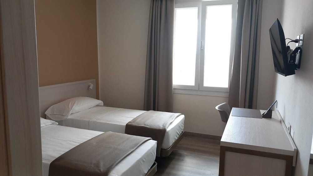 Double Room, Mobility Accessible - Photo 2