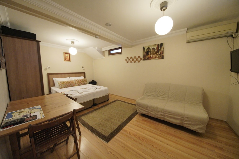 Economy Studio, 1 Double Bed with Sofa bed photo 1