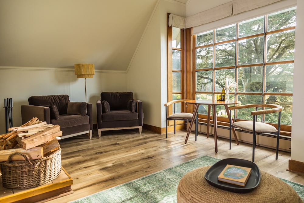 Deluxe Ocean View Queen Suite with Sofa Bed photo 2