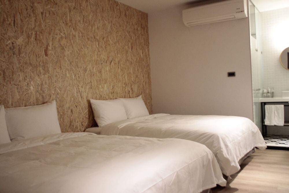 Quadruple Room, No Windows photo 2