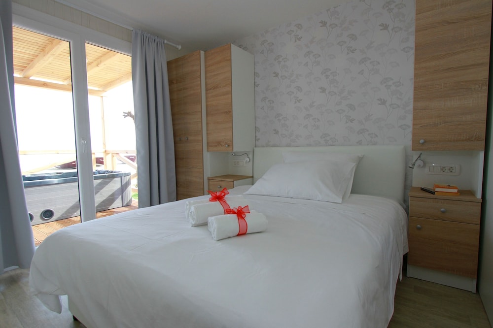 Mobile Home, 3 Bedrooms, Whirlpool Tub (1st Row) photo 3
