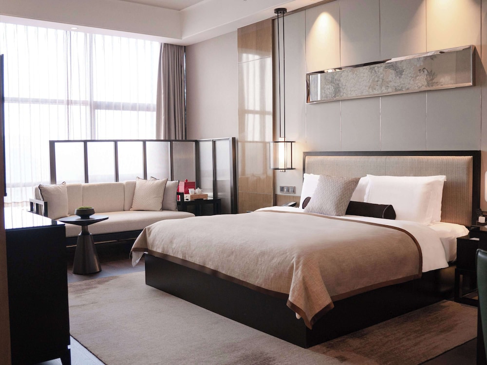 Suite, 1 King Bed (CEO)