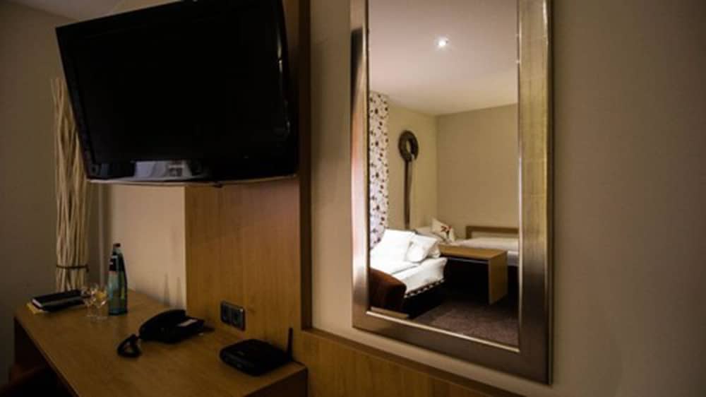 Classic Triple Room, 1 Queen Bed with Sofa bed photo 2