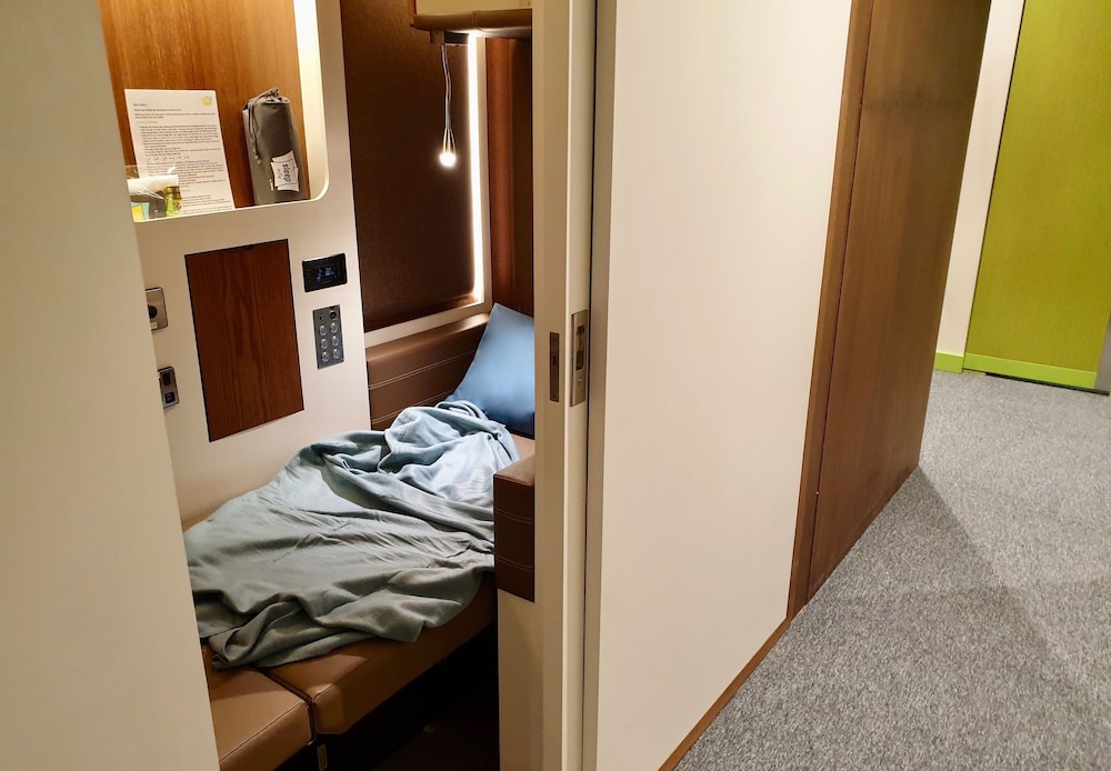 Single FlexiSuite Pod - 10 Hour Day Stay from 13:00-23:00 hrs (1pm-11pm) No Bathroom photo 2
