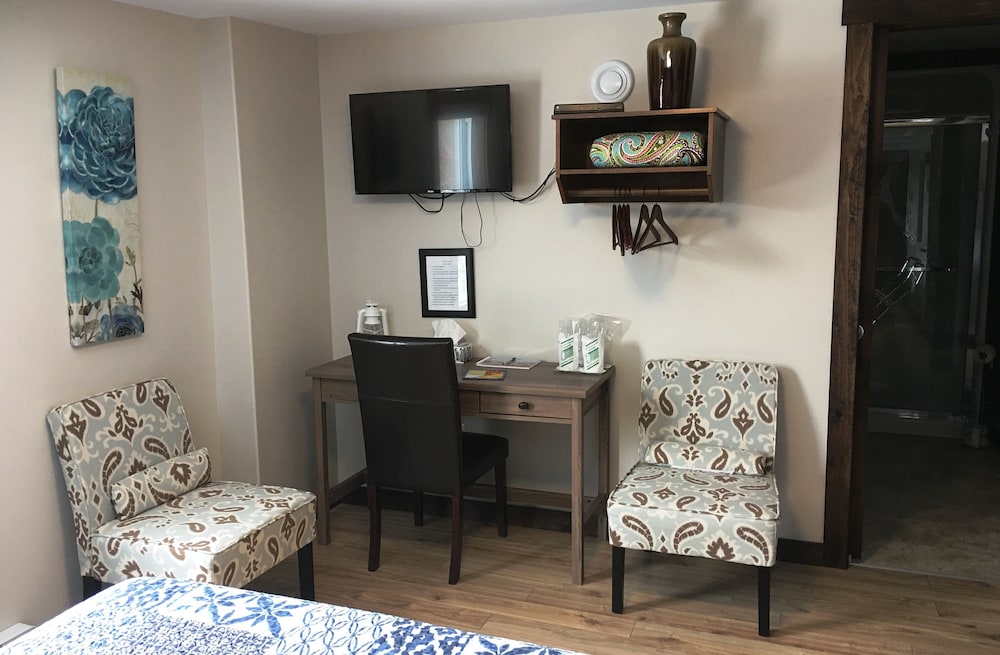 Traditional Room, 1 Queen Bed, Private Bathroom (Blue) photo 2