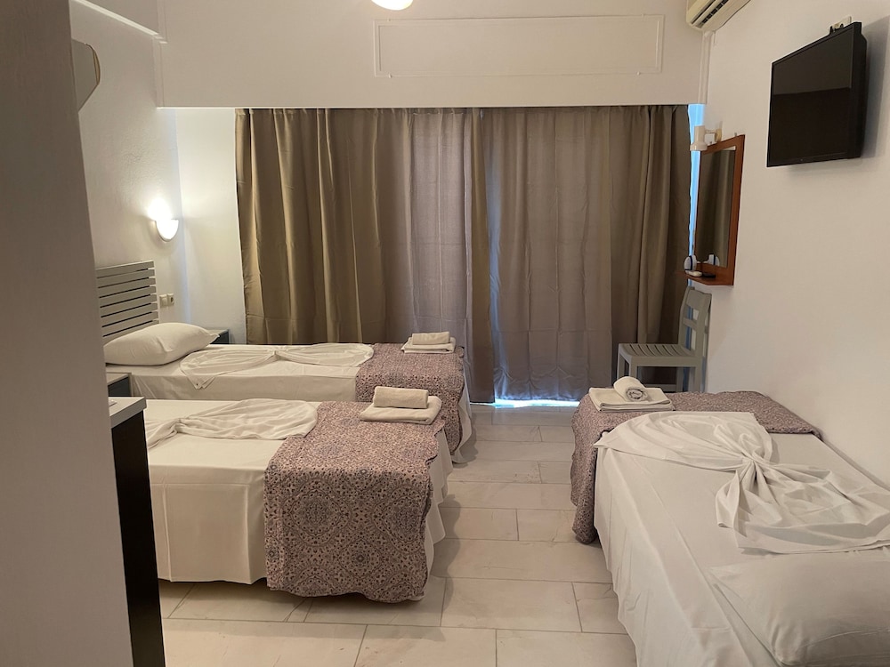 Basic Studio, 3 Twin Beds photo 1