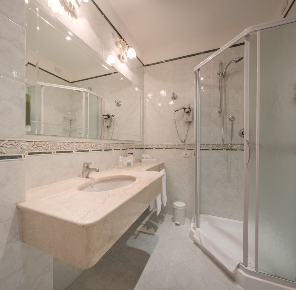Standard Double or Twin Room - Photo 6