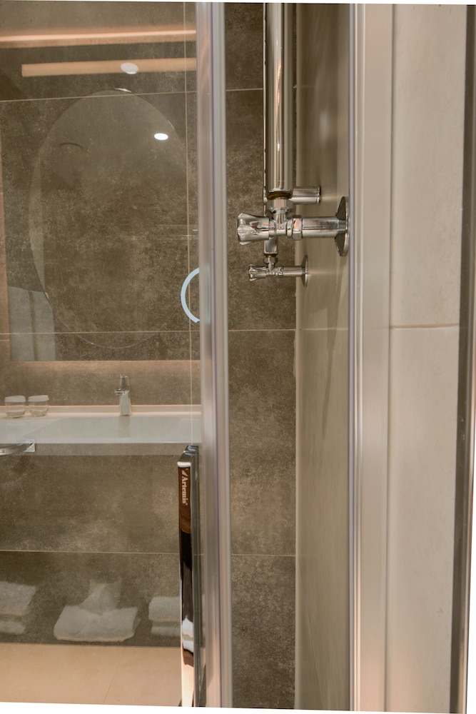 Deluxe Double or Twin Room - Photo 13