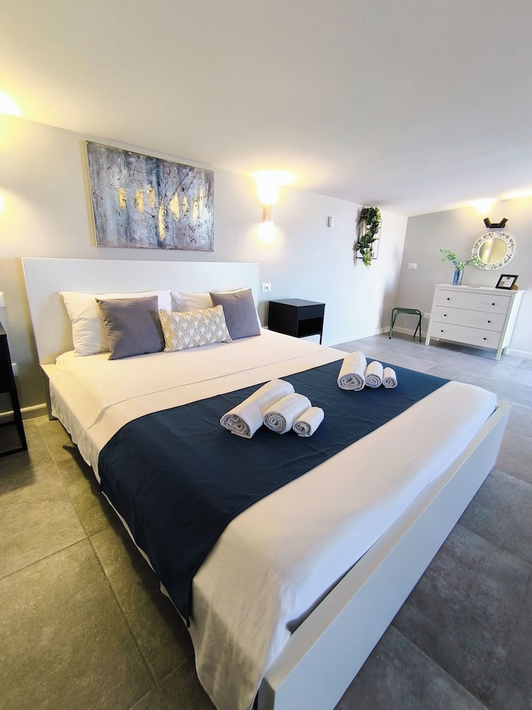 Room, Sea View