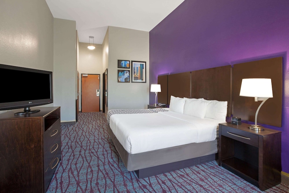 Deluxe Room, 1 King Bed, Accessible, Smoking (Hearing Accessible, Grab Bars in Tub) - Photo 2