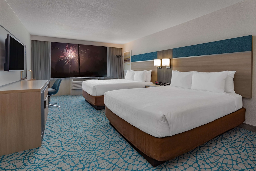 Standard Room, 2 Queen Beds (Bath/Shower Combo) - Photo 4