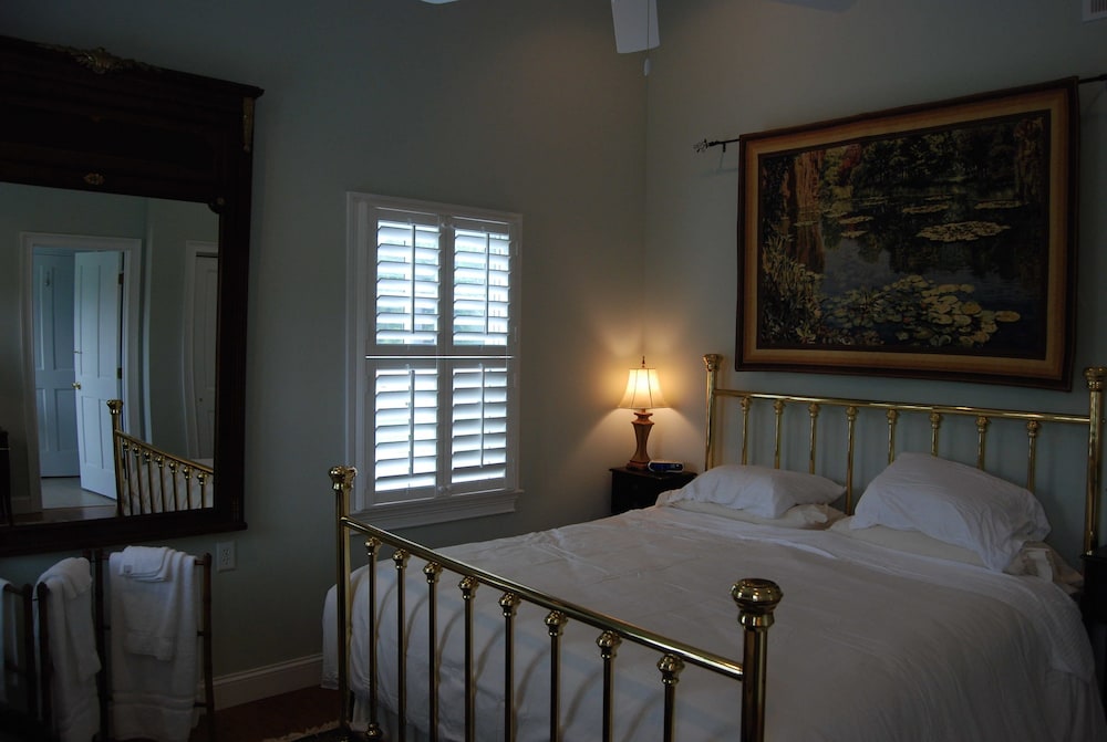 King Bed with Adjacent Private Jacuzzi Room, Overlooking Pastures photo 1