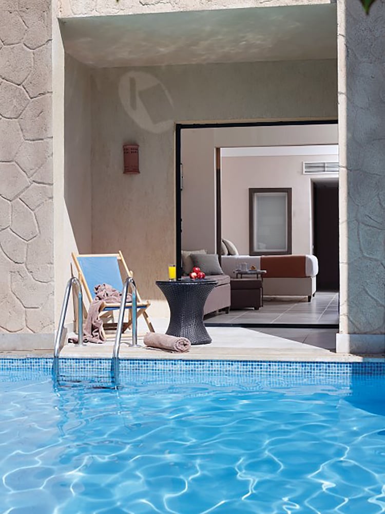 Family Room (Swim Up) thumbnail 5