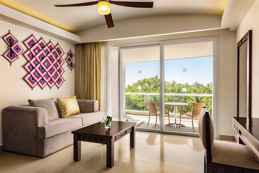 Junior Suite, 1 King Bed (Tropical View) photo 2