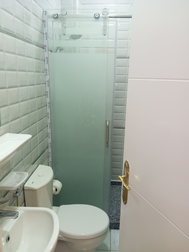 Double Room, 1 Double Bed, Private Bathroom - Photo 5