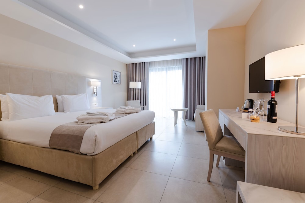 Junior Suite, Hot Tub (Deluxe) - Photo 1