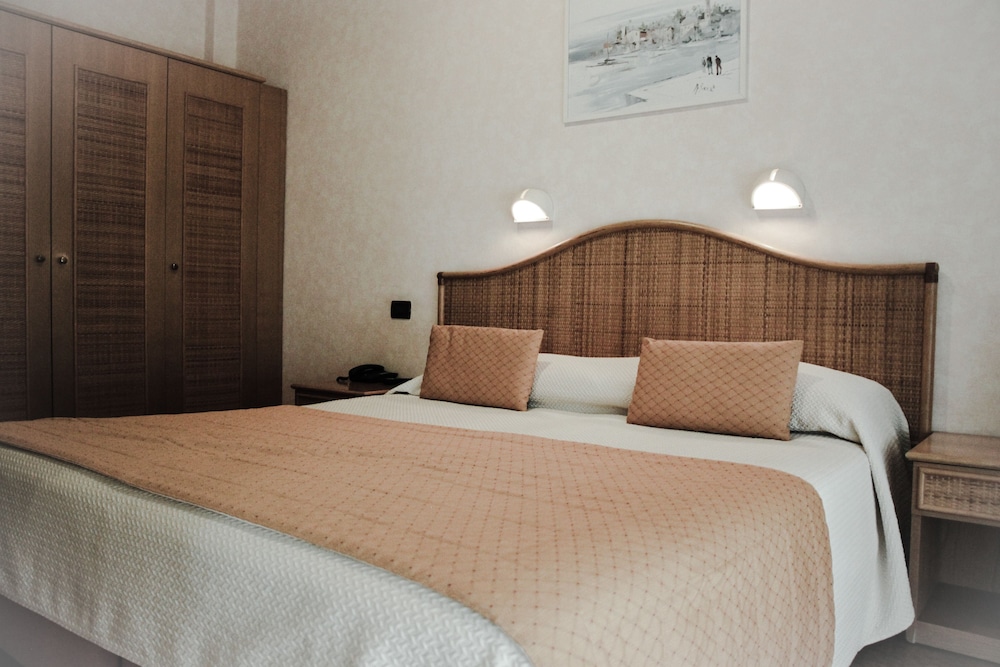 Classic Double Room Single Use, Partial Sea View photo 3