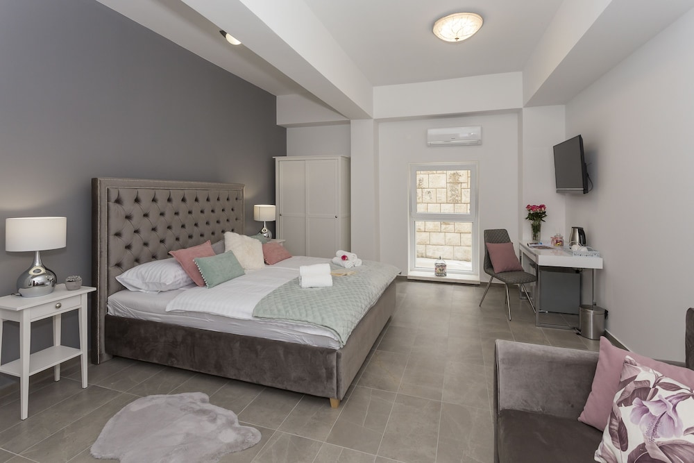 Deluxe Double Room (2)
