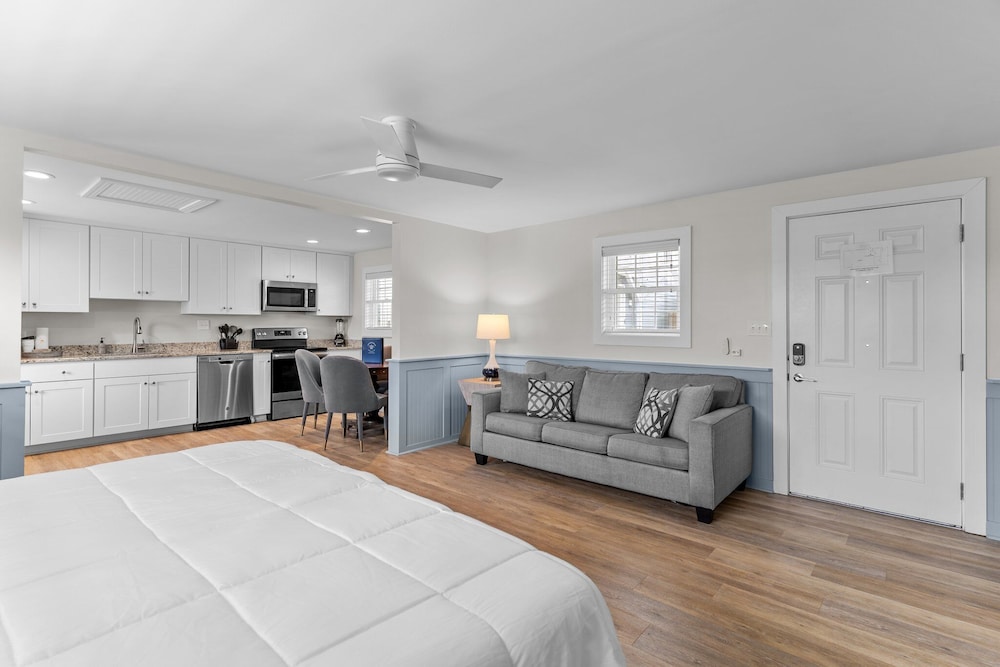 Deluxe Studio Suite, 1 King Bed with Sofa bed, Refrigerator & Microwave photo 2