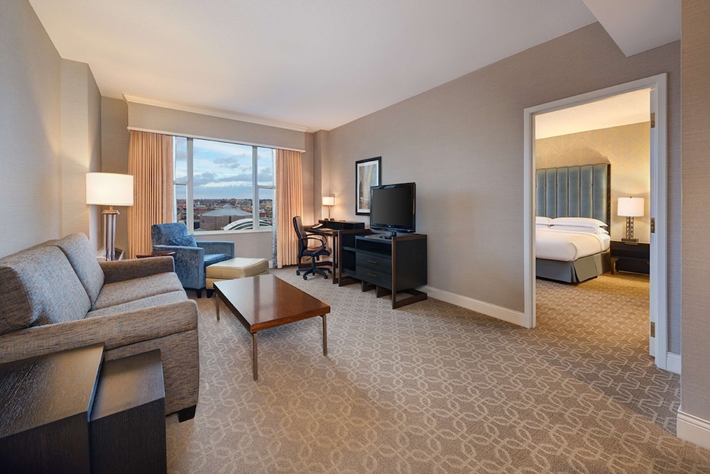 Executive Suite, 1 King Bed with Sofa bed, photo 6