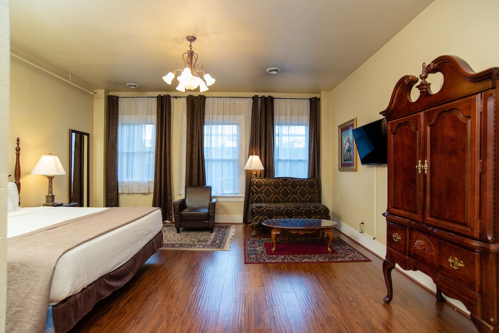 Deluxe Room, 1 King Bed - Photo 5