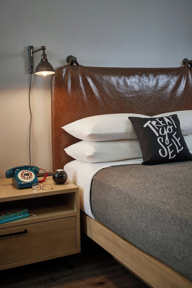 Room, 1 King Bed (Hearing Accessible) - Photo 6