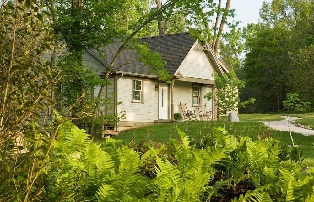 Deluxe Cottage, 1 Queen Bed, Non Smoking (Woodside View) photo 1