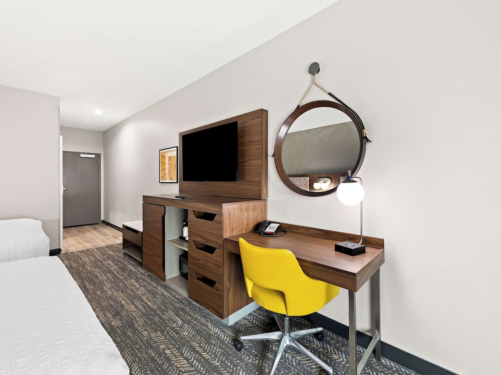 Room, 2 Queen Beds, Accessible, Bathtub - Photo 3