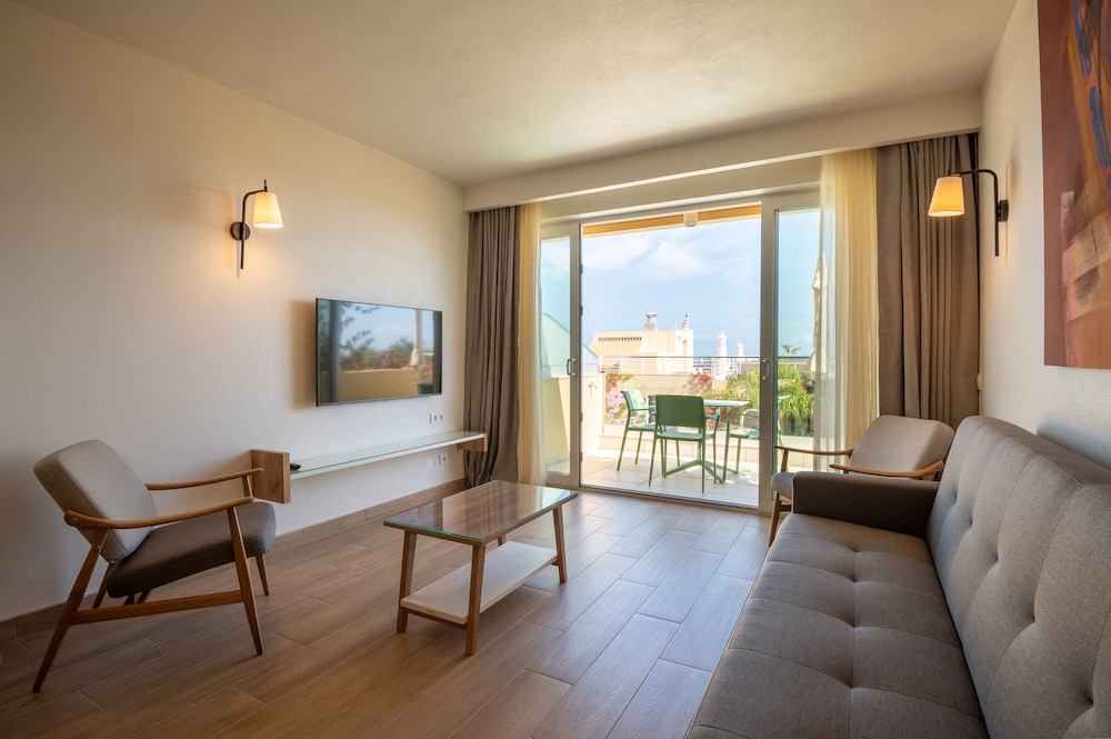 Family Apartment, Balcony, Sea View - Photo 4