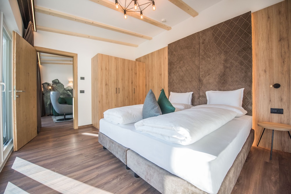 Romantic Suite, 2 Bedrooms, Hot Tub, Mountain View (Amore) photo 3