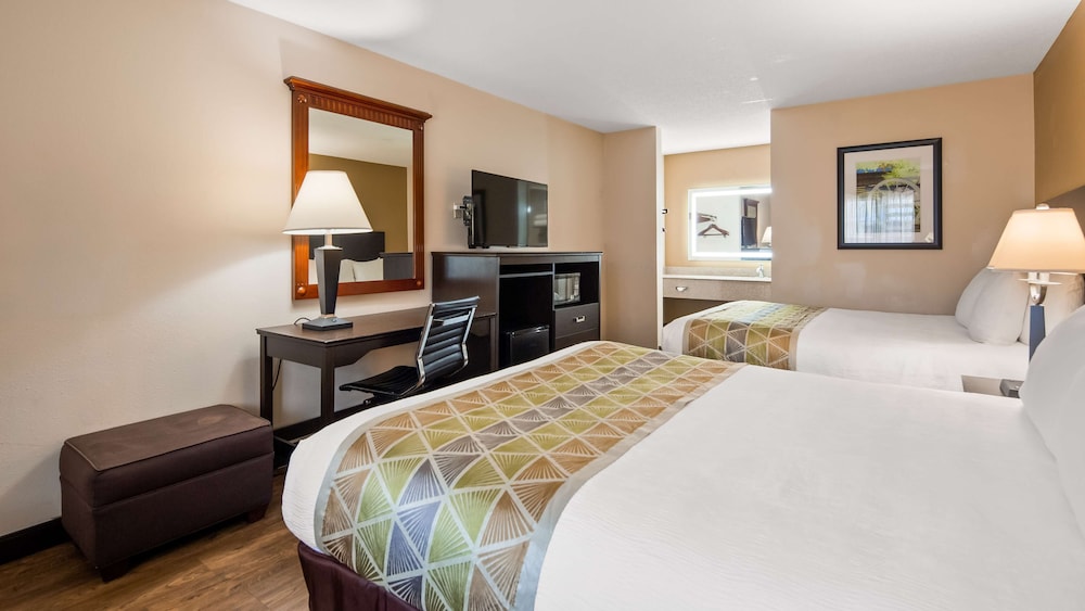 Standard Room, 2 Queen Beds, Smoking, Refrigerator & Microwave photo 2