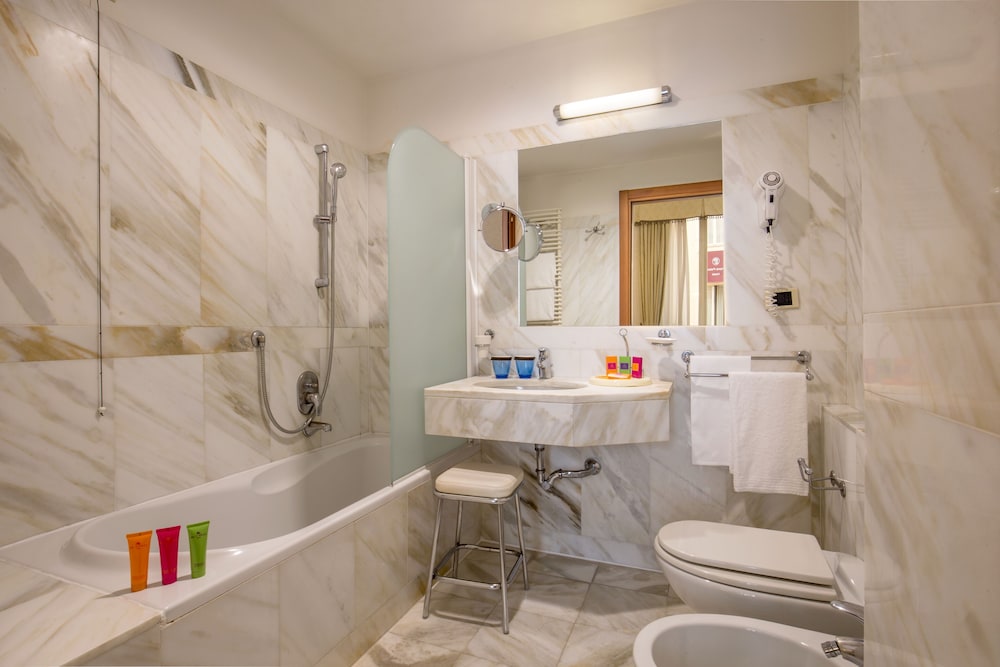 Superior Double Room, 1 Double Or 2 Twin Beds thumbnail 5
