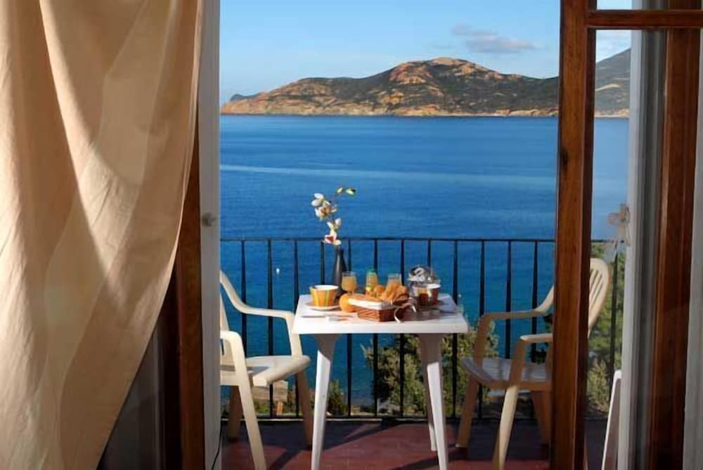 Superior Triple Room, 1 Queen Bed with Sofa bed, Balcony, Sea View photo 2