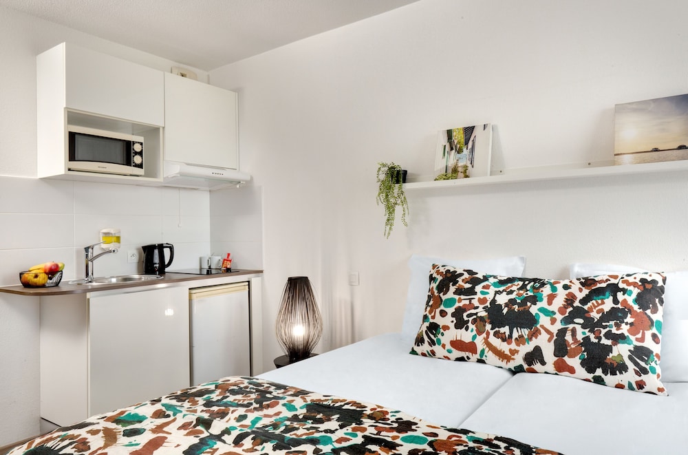 Business Studio, 2 Twin Beds, Kitchenette photo 3
