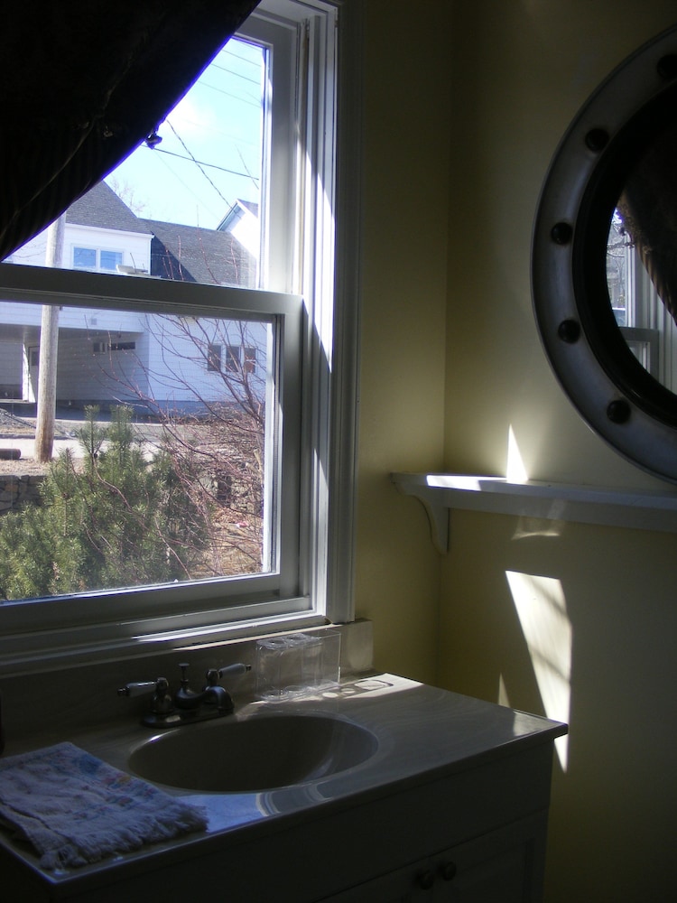 Basic Room, 1 Queen Bed, Shared Bathroom photo 3