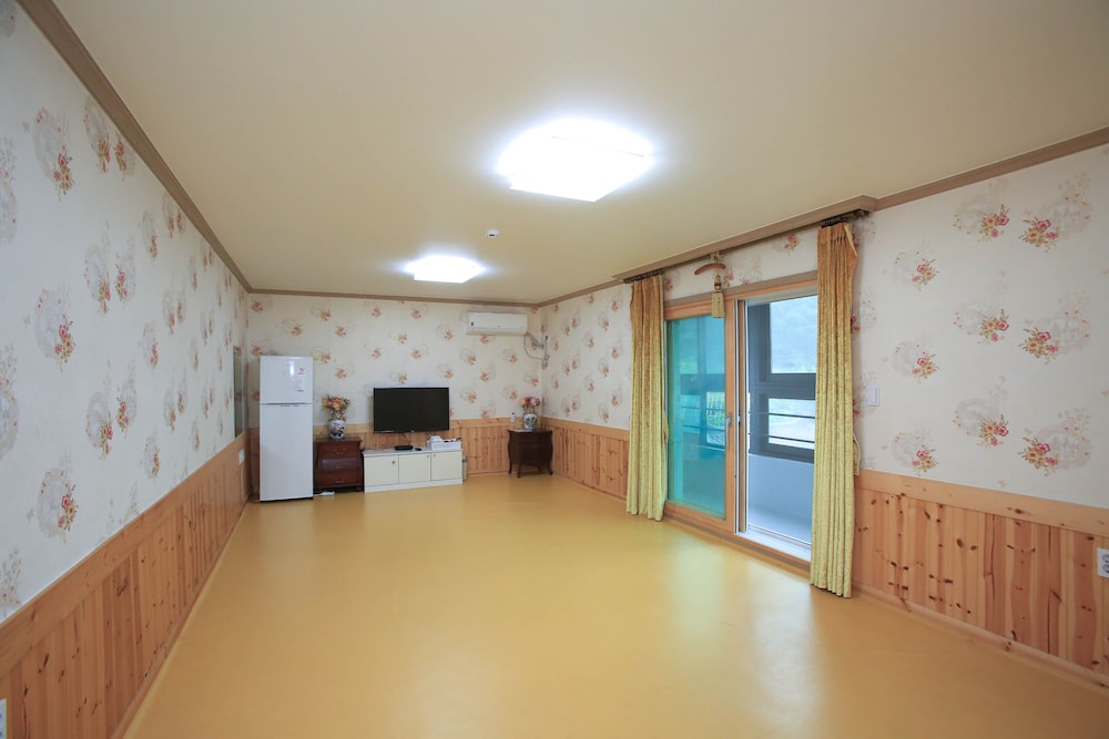 Condo, 1 Bedroom (301~302) photo 1