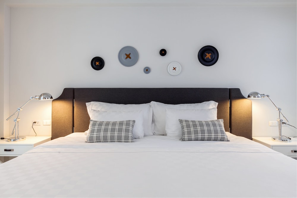 Deluxe Room, Pool View - Photo 1