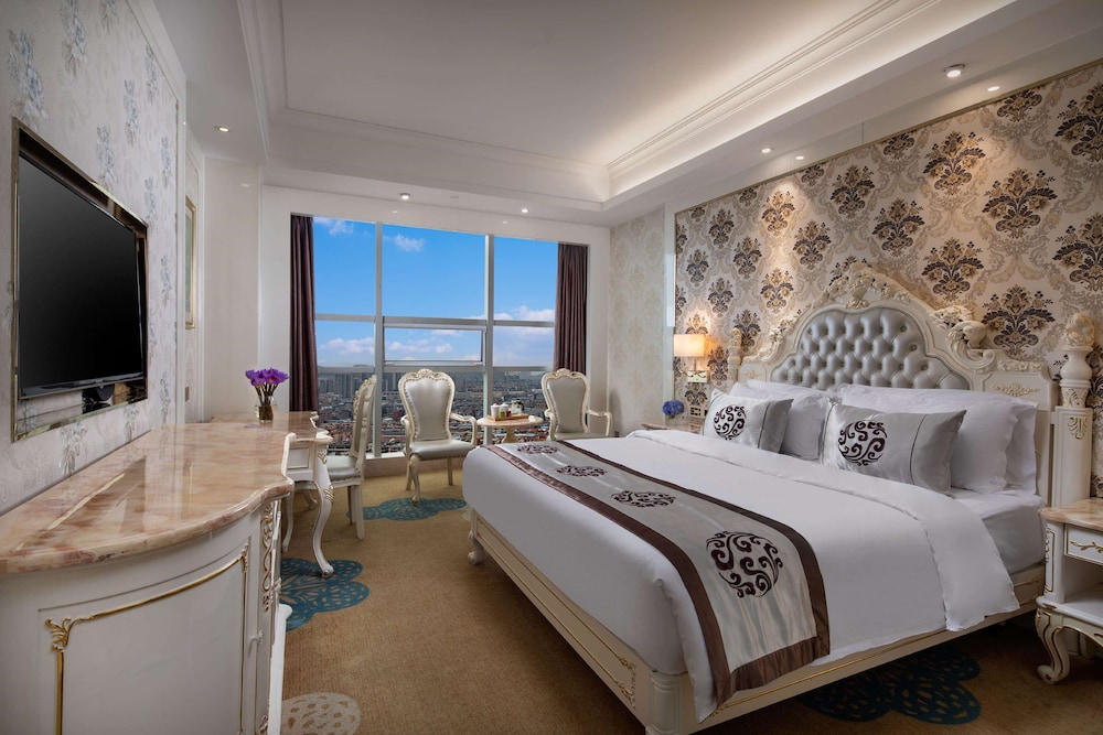 Deluxe Room, 1 King Bed, Smoking photo 1