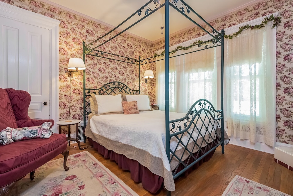 Deluxe Room, 1 Queen Bed, Fireplace (Golden Delicious Chamber) photo 1