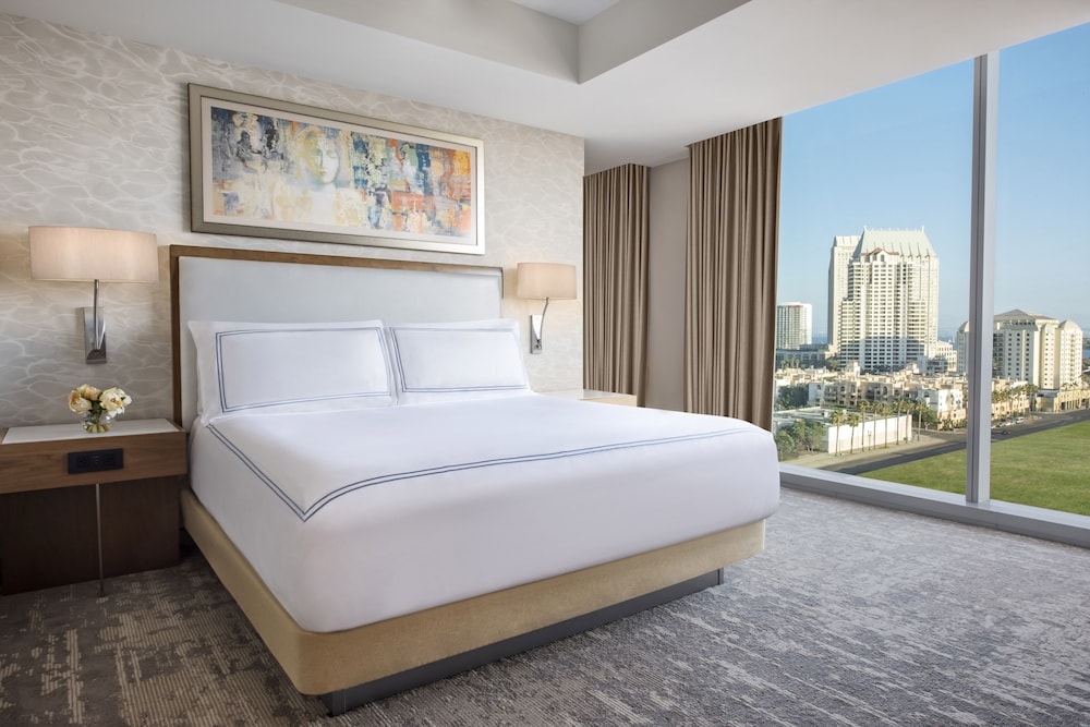 Classic Room, 1 King Bed, Accessible (Communications)